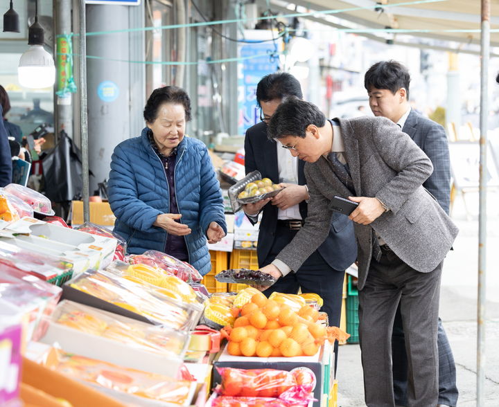 [청양=뉴시스] 조명휘 기자 = 김돈곤 청양군수가 농어촌 기본소득 지급 첫날인 지난 27일 청양 전통시장을 방문해 물품을 구매하고 있다. (사진= 청양군 제공) 2026.03.03. photo@newsis.com *재판매 및 DB 금지
