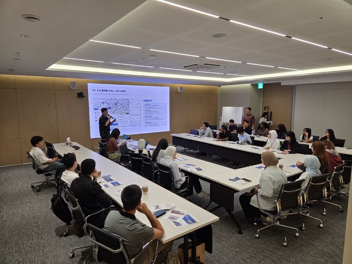 한패스가 외국인 이용자를 대상으로 진행한 간담회에서 담당자가 금융 서비스를 설명하고 있다. (사진=한패스) *재판매 및 DB 금지