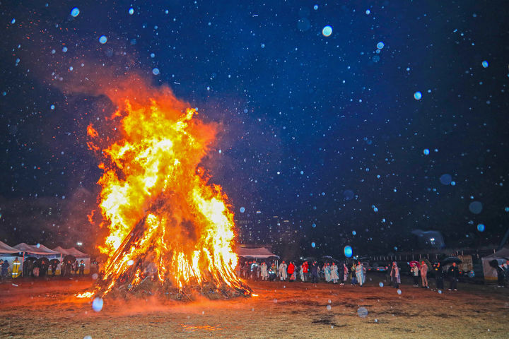 [당진=뉴시스] 지난 2일 당진시 송악읍 기지시줄다리기박물관 일원에서 시와 기지시줄다리기보존회가 2026 정월대보름 행사 달집태우기를 진행하고 있다. (사진=당진시 제공) 2026.03.03. photo@newsis.com *재판매 및 DB 금지