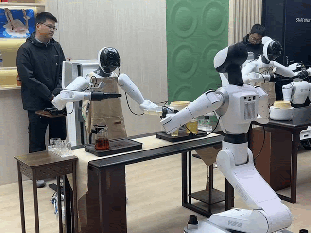 [바르셀로나(스페인)=뉴시스] 심지혜 기자 = 2일(현지 시간) 스페인 바르셀로나에서 개최 중인 MWC26에서 차이나모바일 전시부스. 관람객들이 로봇식당을 체험할 수 있게 했다. 2026.03.02. siming@newsis.com