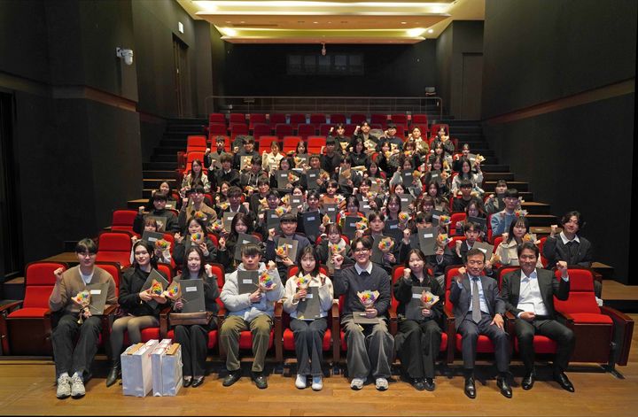 [서울=뉴시스] 3일 서울 마포구 세아타워에서 열린 세아해암학술장학재단 제34기 미래 과학기술 인재 장학생 장학증서 수여식이 열렸다. 사진은 이순형 이사장(첫째줄 오른쪽 두번째), 이태성 사무총장(첫째줄 오른쪽 첫번째)이 세아해암학술장학재단 제34기 장학생들과 함께 기념사진을 촬영하는 모습. (사진=세아그룹 제공) 2026.03.03 photo@newsis.com *재판매 및 DB 금지