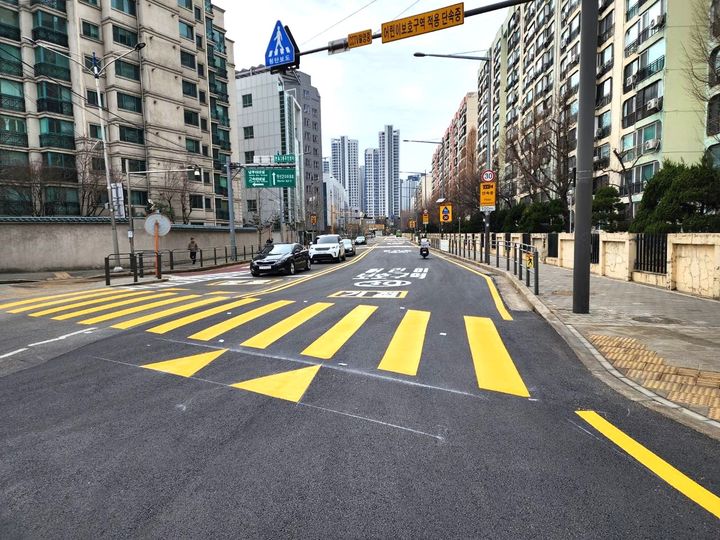 [뉴시스] 설치된 고원식 횡단보도. (사진=서초구 제공) *재판매 및 DB 금지