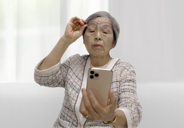 [뉴시스] 스마트폰 하는 할머니. *기사 본문과는 무관한 사진. (사진=유토이미지) *재판매 및 DB 금지