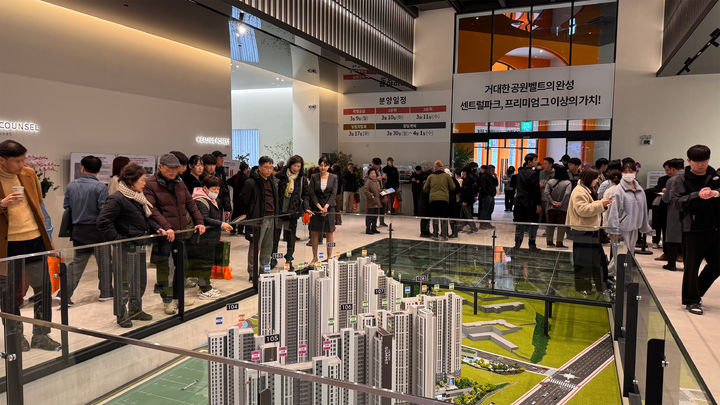 [서울=뉴시스] 경산 상방공원 호반써밋 1단지 견본주택 방문객 모습. (사진=호반건설 제공) 2026.03.03. photo@newsis.com *재판매 및 DB 금지