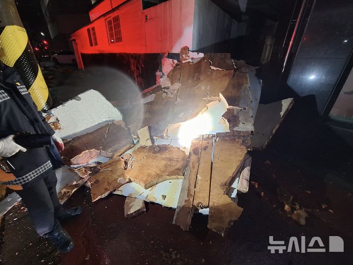 [제주=뉴시스] 3일 오전 제주시 한림읍에서 강풍에 의해 건물 외장재가 떨어져 소방당국이 안전조치를 진행하고 있다. (사진=제주소방안전본부 제공 ) 2026.03.03. photo@newsis.com