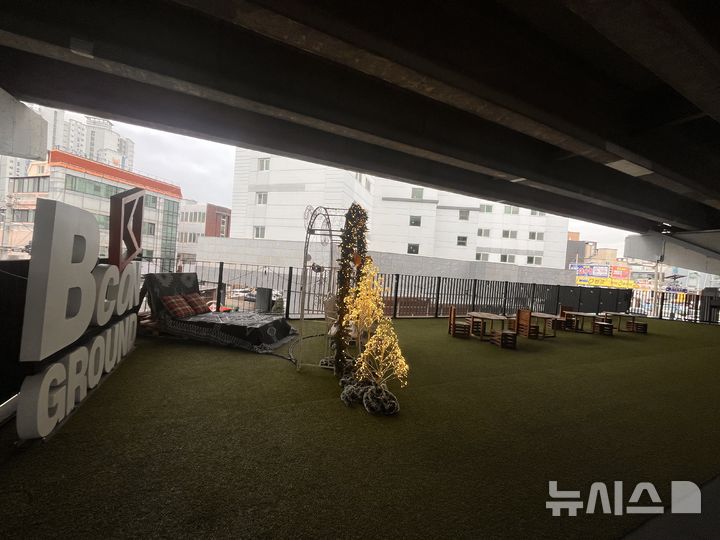 [부산=뉴시스] 진민현 기자 = 부산 수영구 비콘그라운드 2층 외부 공간 전경. 인조잔디와 테이블 등이 설치돼 있으나 이용객은 많지 않은 모습이다. 2026.03.03 truth@newsis.com