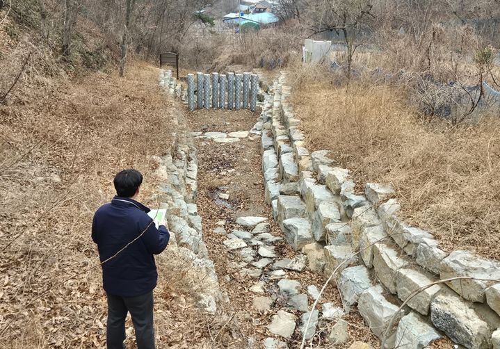 [창녕=뉴시스] 군 관계자가 사방댐을 점검하고 있다. (사진= 창녕군 제공) 2026.03.03. photo@newsis.com *재판매 및 DB 금지