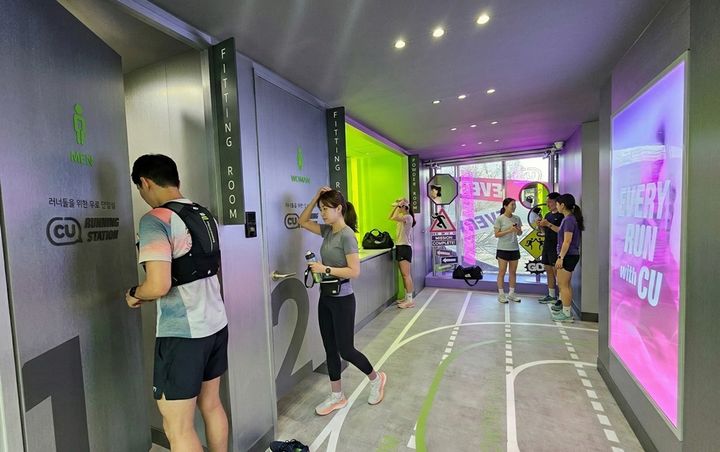 CU가 최근 높아진 러닝 열풍에 맞춰 서울 여의도 한강 인근에 '러닝 스테이션(Running Station)' 콘셉트의 시그니처 편의점(CU 한강르네상스여의도3호점)을 업계 최초로 오픈한다고 3일 밝혔다. *재판매 및 DB 금지