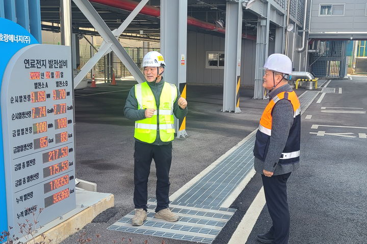 [세종=뉴시스] 윤상옥 남부발전 재생에너지전무(오른쪽)가 지난달 27일 인천 호랑에너지 연료전지 발전소를 방문해 송경열 호랑에너지 실장(왼쪽)으로부터 설비 운영 현황에 대한 설명을 듣고 있다. (사진=남부발전 제공) 2026.03.03. photo@newsis.com *재판매 및 DB 금지