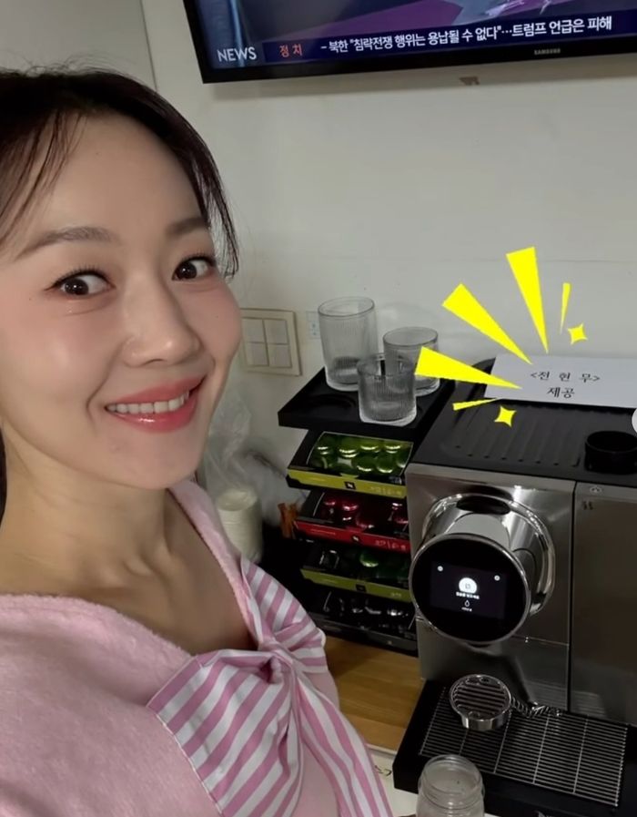 [서울=뉴시스] 방송인 전현무가 KBS 아나운서실에 커피머신을 선물했다. (사진 = 엄지인 인스타그램 캡처) 2026.03.03. photo@newsis *재판매 및 DB 금지