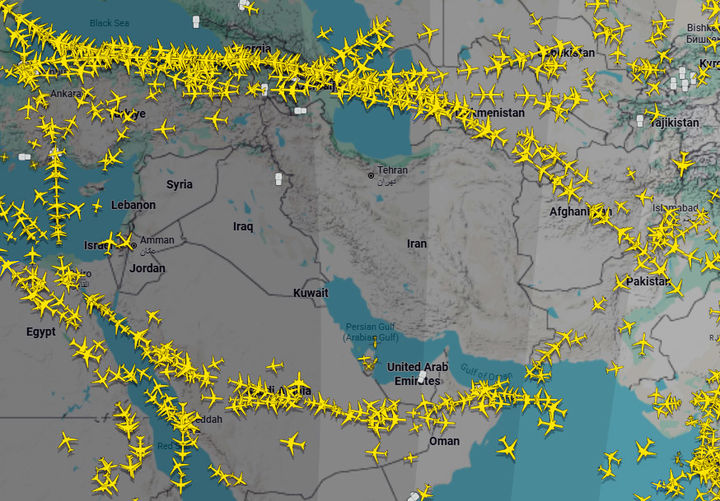 [서울=뉴시스] 미국과 이스라엘의 공격을 받은 이란이 걸프국가의 주요 공항에 공격하면서 항공기 들이 이란 영공을 우회하고 있다. 2026.03.03. (사진=flightradar24 제공) photo@newsis.com *재판매 및 DB 금지