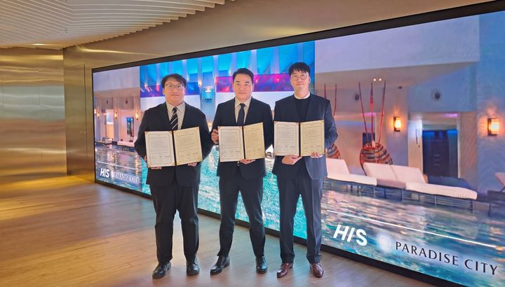 지난달 27일 일본 도쿄 HIS 본사에서 열린 업무협약식에서 HIS 후쿠시마 케이스케 해외영업 이사, 파라다이스시티 김재환 상무, 비에스글로벌 이선현 대표(왼쪽부터)가 기념 촬영하고 있다. (사진=파라다이스) *재판매 및 DB 금지