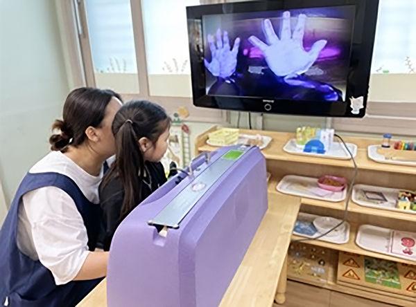 [대구=뉴시스] 손 씻기 체험 도구 '뷰박스' 체험 중인 아이. (사진=대구 북구 제공) 2026.03.03. photo@newsis.com *재판매 및 DB 금지