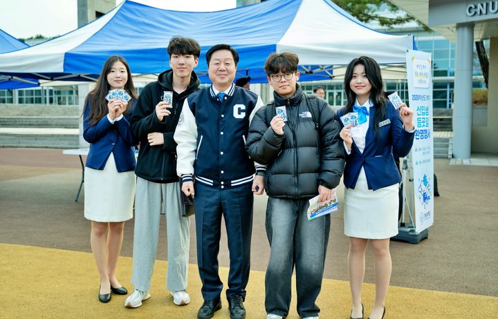 [대전=뉴시스] 충남대 김정겸 총장과 학생들. (사진=충남대 제공) 2026.03.03. photo@newsis.com *재판매 및 DB 금지