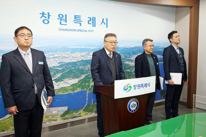 [창원=뉴시스] 강경국 기자 = 이정환 경남 창원산업진흥원장이 3일 창원시청 프레스센터에서 정례 브리핑을 하고 있다. (사진=창원시청 제공). 2026.03.03. photo@newsis.com *재판매 및 DB 금지