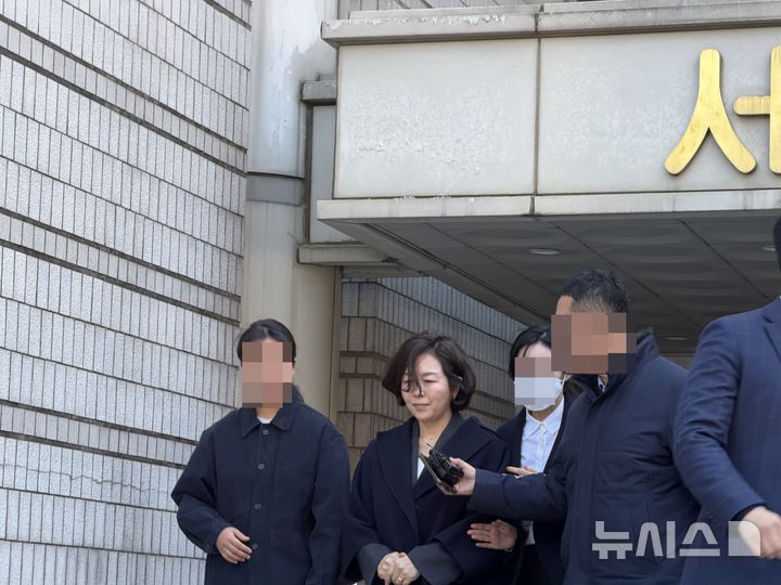 [서울=뉴시스]이다솜 기자=3일 오후 12시42분께 김경 전 서울시의원이정치자금법·청탁금지법 위반, 배임증재 혐의 관련 구속 전 피의자 심문(영장실질심사)를 마치고 법원을 나서고 있다. 2026.03.03 photo@newsis.com