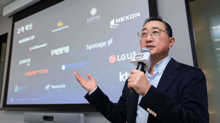 [서울=뉴시스] 함기호 AWS 대표가 3일 서울 강남구 AWS 코리아 사무실에서 개최된 기자간담회에서 발표하고 있다. (사진=AWS 코리아 제공) *재판매 및 DB 금지