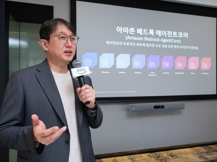 [서울=뉴시스] 김기완 AWS 코리아 솔루션즈 아키텍트 총괄이 3일 서울 강남구 AWS 코리아 사무실에서 개최된 기자간담회에서 발표하고 있다. (사진=AWS 코리아 제공) *재판매 및 DB 금지