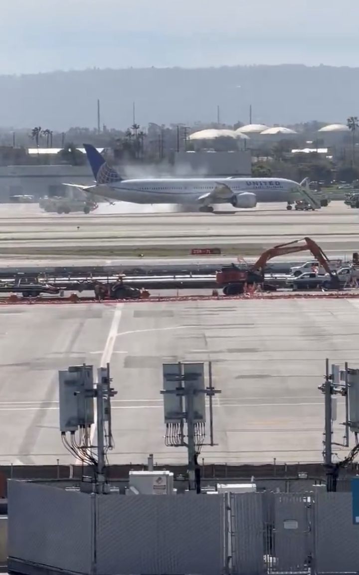 [뉴시스] 미국 유나이티드항공 여객기가 엔진 이상으로 로스앤젤레스 국제공항에 비상 착륙하는 일이 발생했다. (사진='kierangilmore' X 캡처) *재판매 및 DB금지 *재판매 및 DB 금지