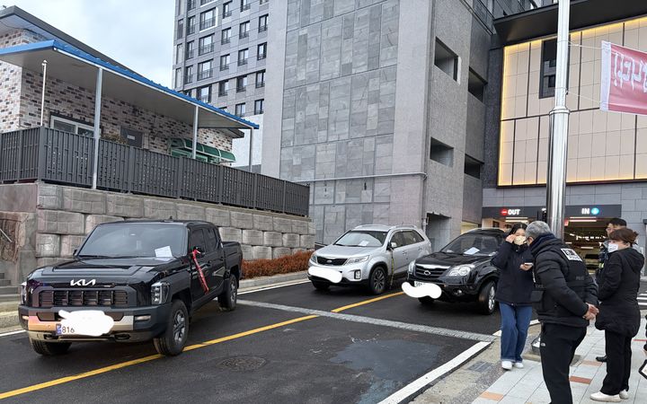 영동 코아루아파트 하청사, 주차장 출입구 막고 '농성'