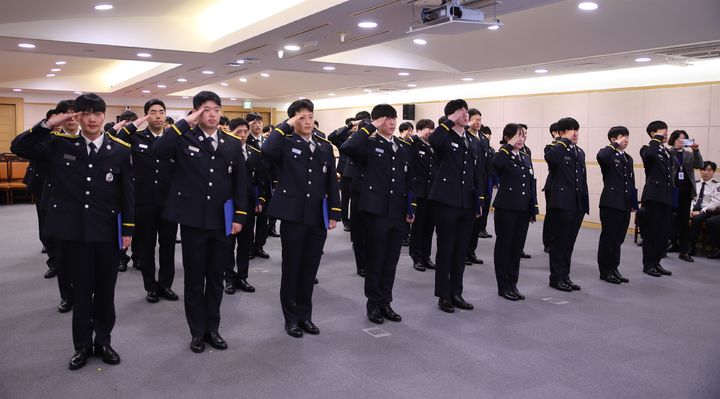 [전주=뉴시스] 3일 전북 전주시 전북특별자치도청 중회의실에서 열린 신규 소방공무원 임용식에서 신임 소방공무원들이 경례를 하고 있다. (사진=전북도소방본부 제공) 2026.03.03. photo@newsis.com *재판매 및 DB 금지