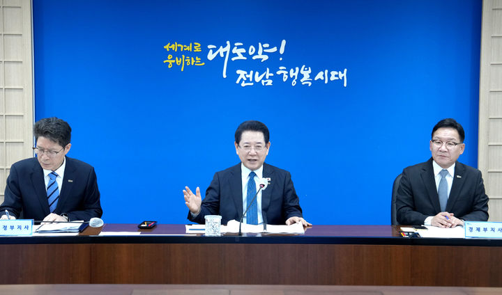 [무안=뉴시스] 김영록 전남지사가 3일 청사 서재필실에서 실국장들과 도정 현안을 논의하고 있다. (사진 = 전남도 제공). 2026.03.03. photo@newsis.com *재판매 및 DB 금지
