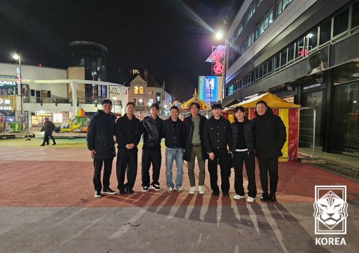 [서울=뉴시스] 영국에서 활약하는 대표팀 선수들을 만난 홍명보 한국 남자 축구 대표팀 감독과 코치진. (사진=대한축구협회 제공) 2026.03.03. photo@newsis.com *재판매 및 DB 금지