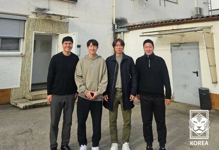 [서울=뉴시스] 독일에서 활약 중인 이재성을 만난 홍명보 한국 남자 축구 대표팀 감독과 코치진. (사진=대한축구협회 제공) 2026.03.03. photo@newsis.com *재판매 및 DB 금지