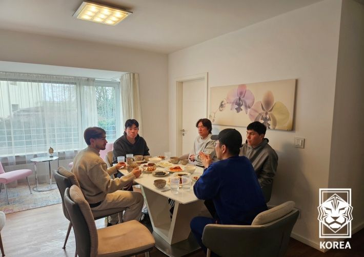 [서울=뉴시스] 독일에서 활약 중인 옌스 카스트로프를 만난 홍명보 한국 남자 축구 대표팀 감독과 코치진. (사진=대한축구협회 제공) 2026.03.03. photo@newsis.com *재판매 및 DB 금지