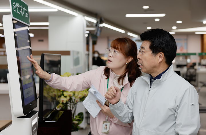 [서울=뉴시스] 민원실 방문한 서강석 송파구청장. 2026.03.03. (사진=송파구 제공) *재판매 및 DB 금지