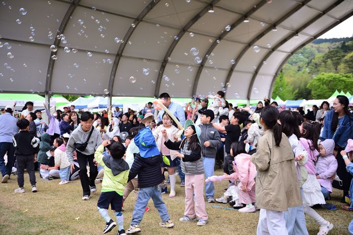 [보성=뉴시스] 지난해 보성 다향대축제장에서 어린이날 행사를 즐기는 아이들. (사진=보성군 제공) 2026.03.03. photo@newsis.com *재판매 및 DB 금지