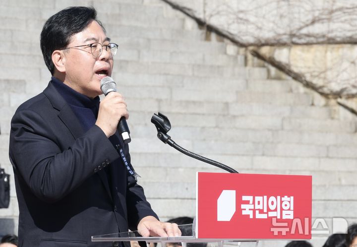 [서울=뉴시스] 조성봉 기자 = 송언석 국민의힘 원내대표가 3일 오후 서울 여의도 국회 본청 계단에서 열린 '자유민주헌정 수호 국민대장정 도보투쟁' 출정식에서 발언을 하고 있다. 2026.03.03. suncho21@newsis.com