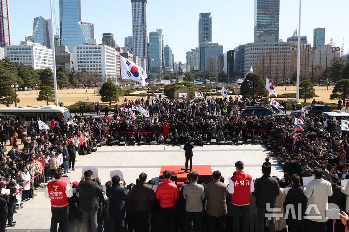 [서울=뉴시스] 조성봉 기자 = 송언석 국민의힘 원내대표가 3일 오후 서울 여의도 국회 본청 계단에서 열린 '자유민주헌정 수호 국민대장정 도보투쟁' 출정식에서 발언을 하고 있다. 2026.03.03. suncho21@newsis.com