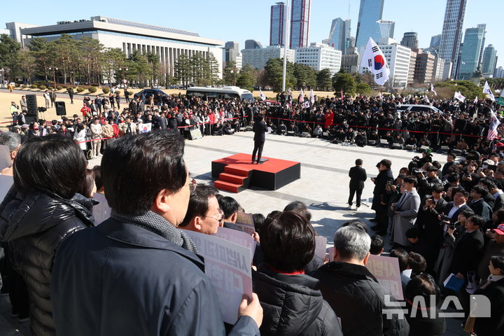 [서울=뉴시스] 조성봉 기자 = 송언석 국민의힘 원내대표가 3일 오후 서울 여의도 국회 본청 계단에서 열린 '자유민주헌정 수호 국민대장정 도보투쟁' 출정식에서 발언을 하고 있다. 2026.03.03. suncho21@newsis.com