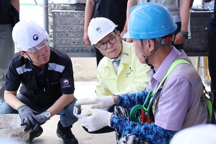 [서울=뉴시스] 건설 현장 안전점검하는 정원오 성동구청장. 2026.03.03. (사진=성동구 제공) *재판매 및 DB 금지
