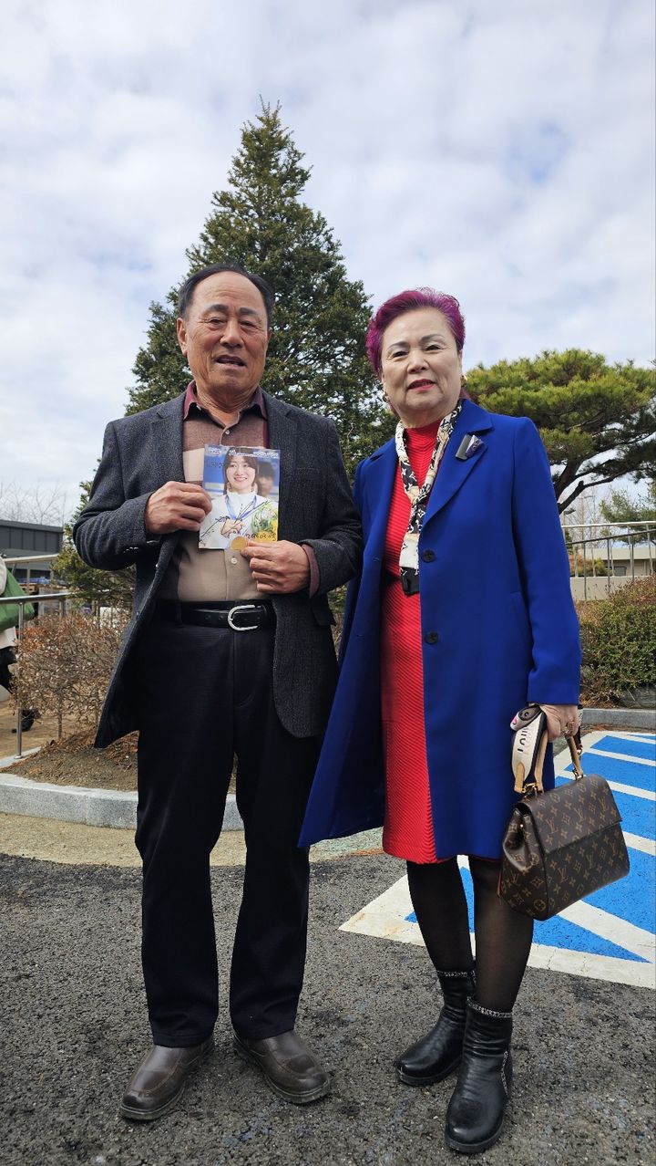 [화성=뉴시스]문영호 기자=노도희의 외조부모.외할아버지가 노도희의 자필 사인 사진을 가슴에 안고 있다. 2026.03.03.sonanom@newsis.com *재판매 및 DB 금지