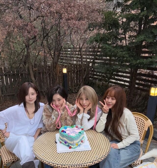 [서울=뉴시스] 그룹 브라운아이드걸스 멤버들이 데뷔 20주년을 맞아 한 자리에 모였다. (사진 = 제아 인스타그램 캡처) 2026.03.03. photo@newsis *재판매 및 DB 금지