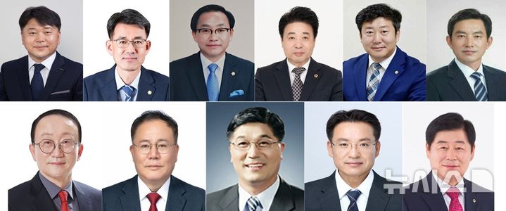 [연천=뉴시스] 첫번째줄 왼쪽부터 김좌일 전 롯데그린카 대표이사, 박충식 전 연천군의원, 왕규식 전 연천군의원, 유상호 전 경기도의원, 윤재구 연천군의원, 조봉안 전 연천군의원. 두번째줄 왼쪽부터 김덕현 연천군수, 김정겸 철학박사, 박영철 연천군의회 부의장, 송병서 연천군당원협의회 부위원장, 진명두 국민의힘 경기도당 부위원장. (사진=정당별 가다나순) photo@newsis.com