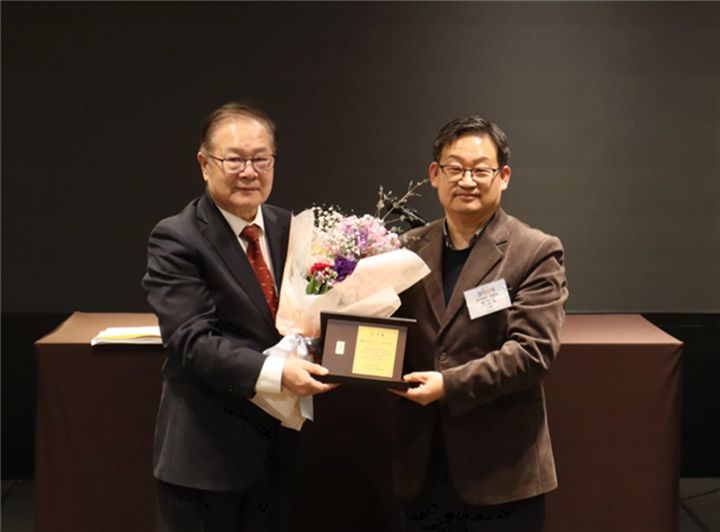 [서울=뉴시스] 허성욱 한국CPO포럼 신임 회장(오른쪽)이 정태명 전 회장에게 감사패를 전달했다. 정태명 전 회장은 19년간 한국CPO포럼을 이끌었다. (사진=한국CPO포럼 제공) 2026.03.03. photo@newsis.com *재판매 및 DB 금지