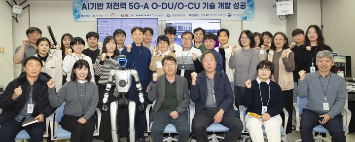 [대전=뉴시스] 오픈랜 저전력 기지국 SW 개발에 성공한 ETRI 연구진. (사진=ETRI 제공) 2026.03.03. photo@newsis.com *재판매 및 DB 금지