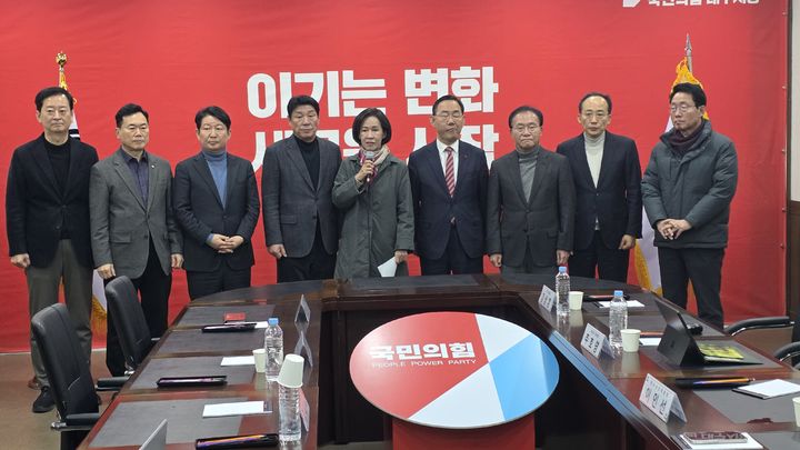 [대구=뉴시스]국민의힘 대구지역 국회의원들이 2일 오전 대구시당에서 대구경북 행정통합 특별법안의 국회 법사위 및 본회의 통과를 촉구하고 있다(사진=국민의힘 대구시당 제공) 2026.03.03 photo@newsis.com *재판매 및 DB 금지