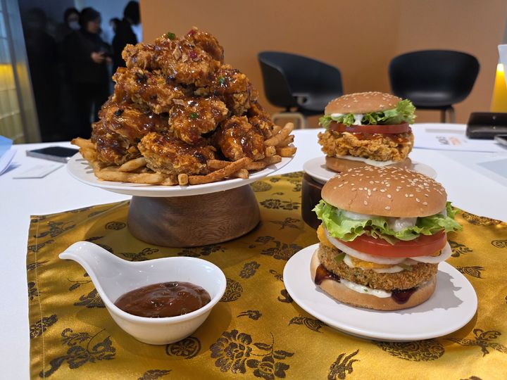 [서울=뉴시스] 김상윤 기자 = 3일 맘스터치 '후덕죽 컬렉션' 출시 미디어 시식회에서 공개된 신메뉴 3종의 모습. *재판매 및 DB 금지 *재판매 및 DB 금지