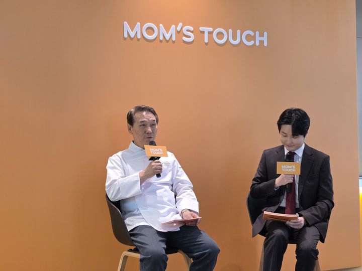 [서울=뉴시스] 김상윤 기자 = 3일 맘스터치 '후덕죽 컬렉션' 출시 미디어 시식회에서 메뉴를 설명하고 있는 후덕죽 셰프 *재판매 및 DB 금지 *재판매 및 DB 금지