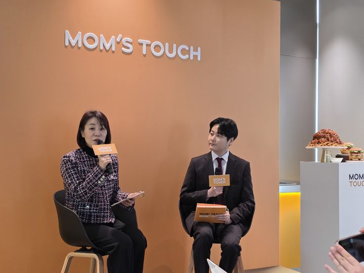 [서울=뉴시스] 김상윤 기자 = 3일 맘스터치 '후덕죽 컬렉션' 출시 미디어 시식회에서 협업에 대해 설명하고 있는 김은영 맘스터치 대외협력그룹 그룹장 *재판매 및 DB 금지 *재판매 및 DB 금지