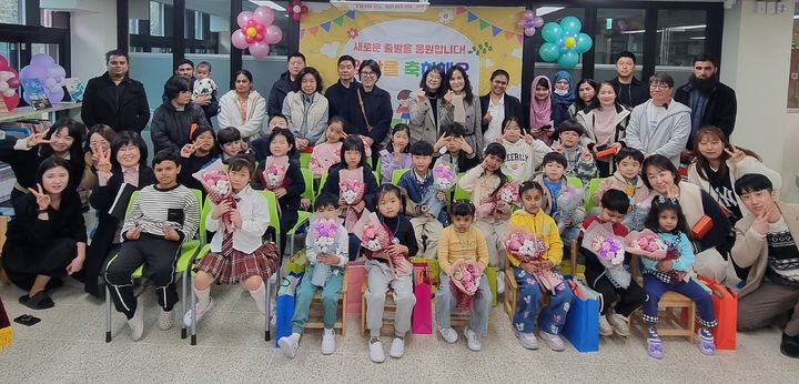 [화성=뉴시스]화성시 팔탄초등학교 대방분교장 신입생들이 3일 입학식에서 학부모·선생님 등과 기념촬영을 하고 있다.(사진=팔탄초 대방분교장 제공)2026.03.03.photo@newsis.com *재판매 및 DB 금지