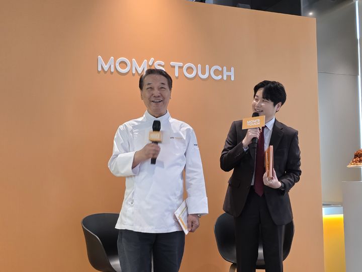 [서울=뉴시스] 김상윤 기자 = 3일 맘스터치 '후덕죽 컬렉션' 출시 미디어 시식회에서 기자들에게 인사하는 후덕죽 셰프 *재판매 및 DB 금지 *재판매 및 DB 금지