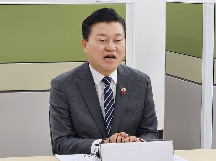 [청주=뉴시스] 이도근 기자= 신용한 더불어민주당 충북지사 예비후보가 3일 충북도청에서 기자들과 만나 자신의 여론조사 경력 표기를 둘러싼 정체성 논란에 대한 입장을 밝히고 있다. 2026.03.03. nulha@newsis.com *재판매 및 DB 금지