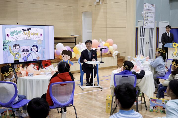 [울산=뉴시스] 구미현 기자 = 새학기가 시작된 3일 천창수울산시교육감이 울주군 척과초 입학식에서 신입생들에게 직접 동화책을 읽어주고 있다. 2026.03.03. (사진=울산시교육청 제공) photo@newsis.com *재판매 및 DB 금지