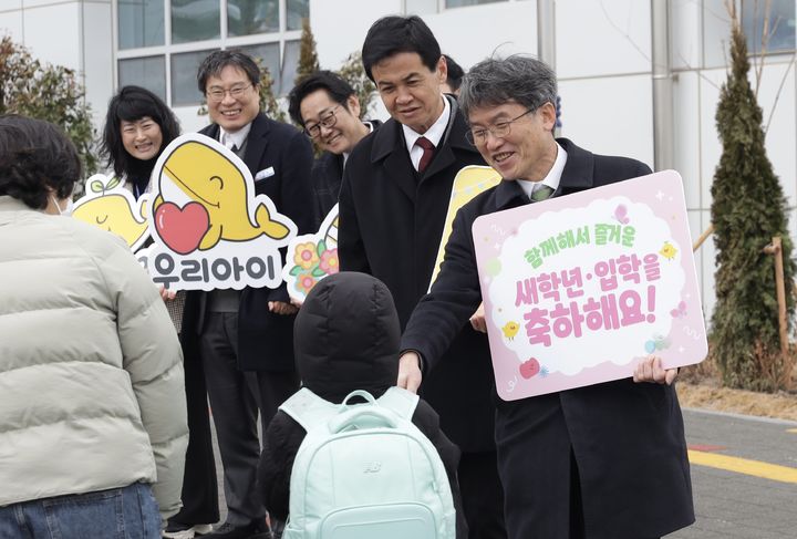 [울산=뉴시스] 구미현 기자 = 새학기가 시작된 3일 천창수 울산시교육감이 서사초 교문 앞에서 초등학교 1학년 신입생들에게 축하 인사를 하고있다. 2026.03.03. (사진=울산시교육청 제공) photo@newsis.com *재판매 및 DB 금지