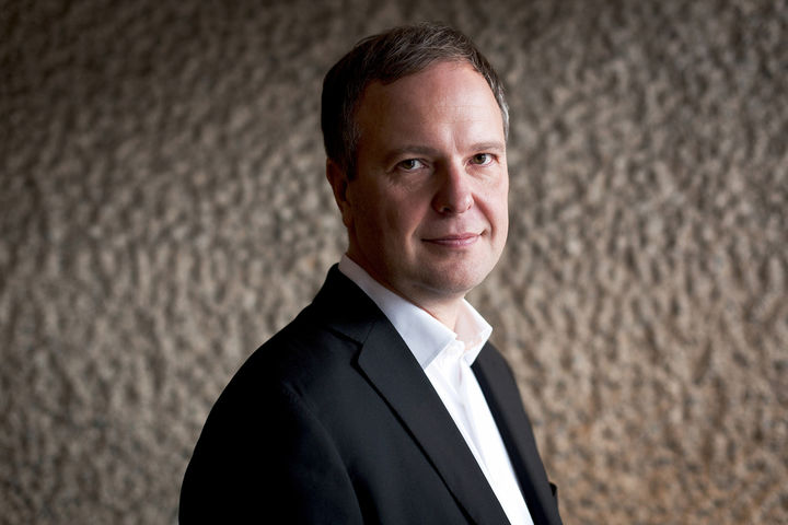 [서울=뉴시스] 지휘자 사카리 오라모. (사진=성남문화재단 제공 ⓒBenjamin Ealovega) 2026.03.03. photo@newsis.com *재판매 및 DB 금지